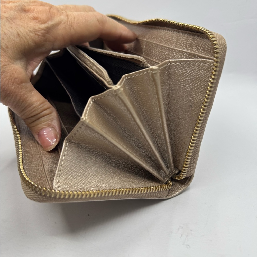 Gucci Metallic Gold Zip-Around Wallet - Picture 4 of 6